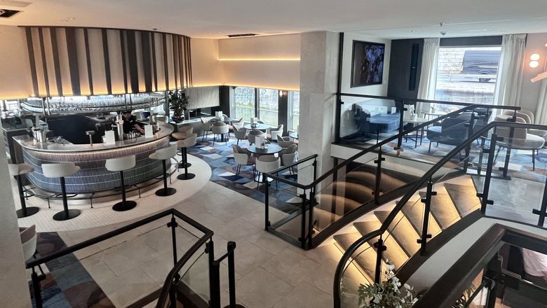 The split-level layout of the Panorama Lounge is the Viva Two's most striking feature. To get to the bar, you walk down a short staircase. The staircase continues into the Riverside dining room.
